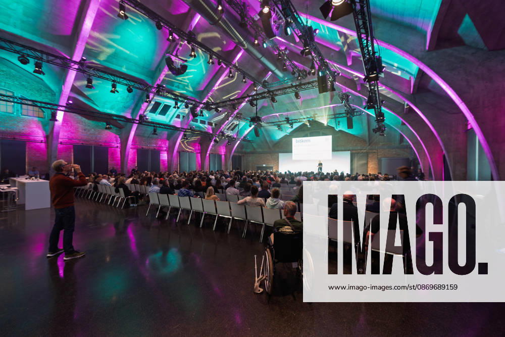 Berlin, 16.10.2026: Blick in die violett und türkis beleuchtete Halle des WECC während des Vortrags des Publizisten und Digital-Vordenkers Sascha Lobo auf der NeulandPro Connect 2026. Die zweitägige KI-Konferenz NeulandPro Connect 2026 findet am 16. und 17. Oktober im Westhafen Event & Convention Center (WECC) in Moabit statt, einem historischen Speichergebäude am Berliner Westhafen. Veranstalter ist NeulandPro, eine Bildungs- und Medienmarke rund um Künstliche Intelligenz. Mit Vorträgen, Workshops und Hackathons richtet sich die Konferenz vor allem an kleine und mittelständische Unternehmen, Gründer und Führungskräfte, die KI praktisch einsetzen wollen; erwartet werden bis zu 1.000 Gäste. NeulandPro Connect 2026 - KI-Konferenz i