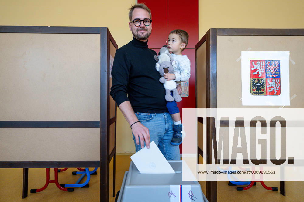 TOP 09 Chairman Matej Ondrej Havel cast his vote in the second round of the Senate elections in the Hradec Kralove district, in Hradec Kralove, Hradec Kralove Region, Czech republic on October 16, 2026. (CTKxPhoto DavidxTanecek) CTKPhotoP2026101605191 CTKPhotoP2026101605191