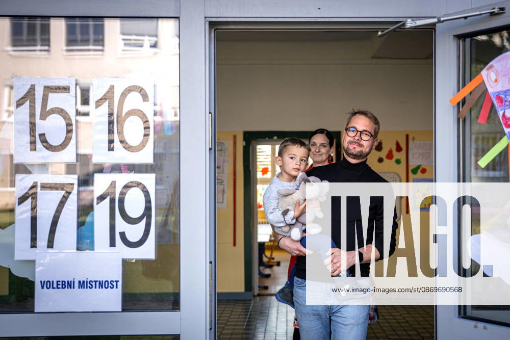 TOP 09 Chairman Matej Ondrej Havel with his family arrive to cast their vote in the second round of the Senate elections in the Hradec Kralove district, in Hradec Kralove, Hradec Kralove Region, Czech republic on October 16, 2026. (CTKxPhoto DavidxTanecek) CTKPhotoP2026101605234 CTKPhotoP2026101605234