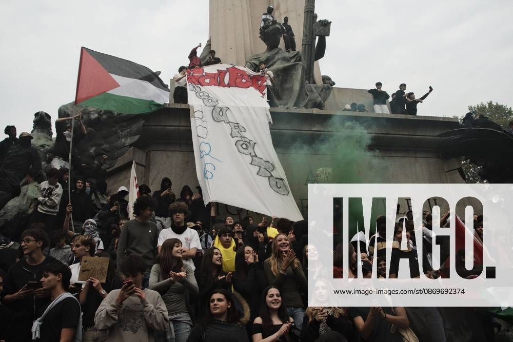TURIN, ITALY, OCTOBER 16, 2026: Students demonstrate against deteriorating school buildings, insufficient education funding and job insecurity, calling for greater investment in education rather than military spending. Clashes break out in Piazza Castello, where police use water cannons and charge demonstrators. Earlier along the route, teachers link arms between students and police to prevent confrontation. Turin Italy - ZUMAq101 20261016_zna_q101_125