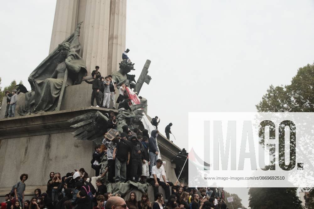 TURIN, ITALY, OCTOBER 16, 2026: Students demonstrate against deteriorating school buildings, insufficient education funding and job insecurity, calling for greater investment in education rather than military spending. Clashes break out in Piazza Castello, where police use water cannons and charge demonstrators. Earlier along the route, teachers link arms between students and police to prevent confrontation. Turin Italy - ZUMAq101 20261016_zna_q101_139