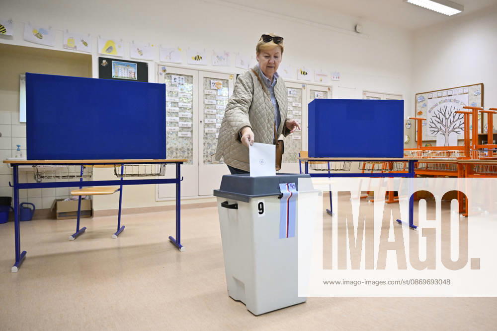 A voter cast her vote in the second round of the Senate elections in Zlin, Zlin Region, Czech republic on October 16, 2026. (CTKxPhoto DaliborxGluck) CTKPhotoP2026101605494 CTKPhotoP2026101605494