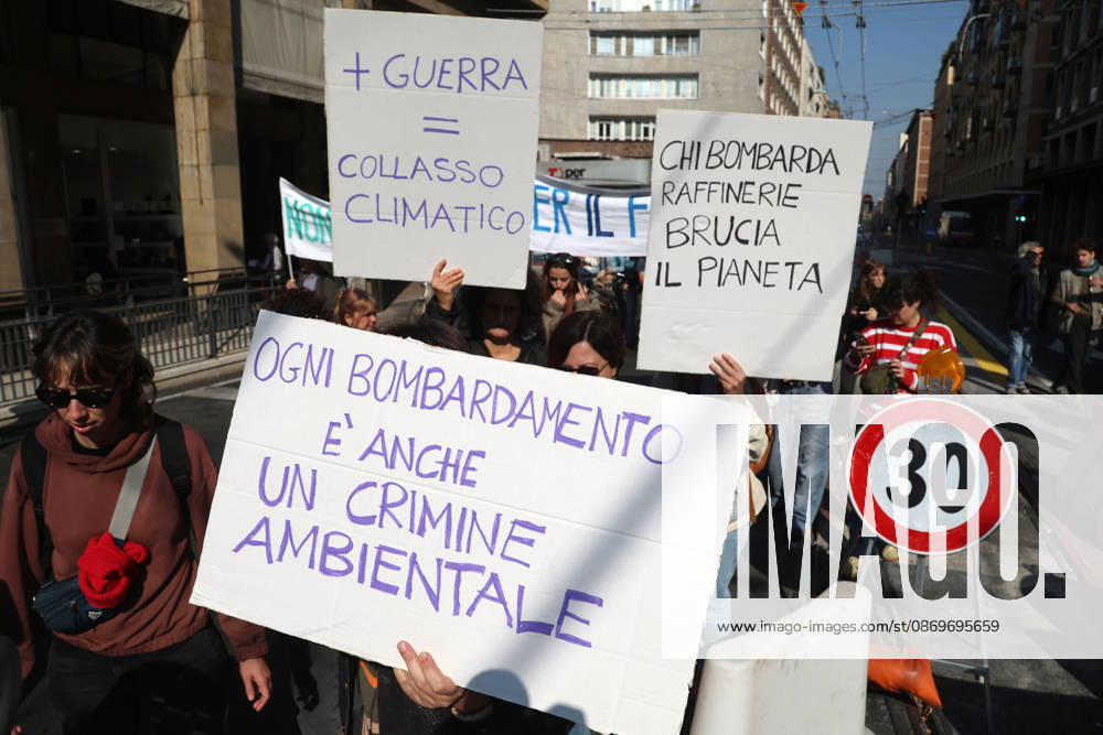 IPA89762502 - Bologna, October 16, 2026. Students and environmentalists gathered to demonstrate in support of the environment and against war on International Climate Day. Pictured is the march organized by Extinction Rebellion and Legambiente.