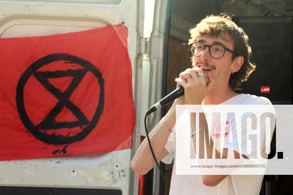 IPA89762541 - Bologna, October 16, 2026. Students and environmentalists gathered to demonstrate in support of the environment and against war on International Climate Day. Pictured is the march organized by Extinction Rebellion and Legambiente.