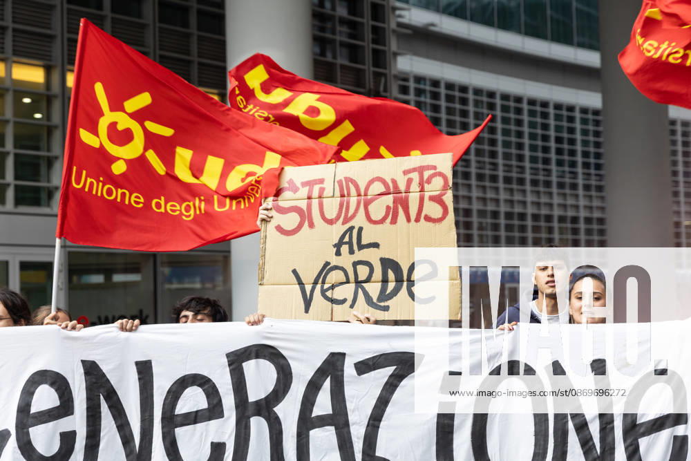 IPA89762907 - Milan, October 16, 2026, Via Melchiorre Gioia, Palazzo Lombardia. Pictured: The protest by young UDU students who had set up tents at BAM Park in Porta Nuova; the demonstration in front of the Regional Government Building with smoke bombs and signs.