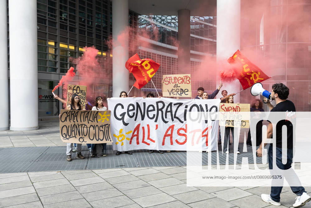 IPA89762914 - Milan, October 16, 2026, Via Melchiorre Gioia, Palazzo Lombardia. Pictured: The protest by young UDU students who had set up tents at BAM Park in Porta Nuova; the demonstration in front of the Regional Government Building with smoke bombs and signs.