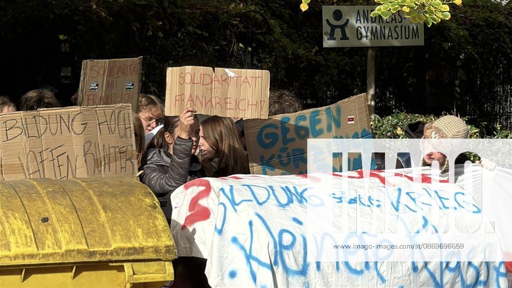 German high school students block Berlin schools to protest conscription and back French student movement BERLIN, GERMANY - OCTOBER 16: Students set up barricades using trash bins outside Andreas High School (Andreas-Gymnasium) in the Friedrichshain district of Berlin, Germany on October 16, 2026. High school students across three schools in the capital staged demonstrations against proposed military conscription plans and educational funding cuts, expressing solidarity with ongoing high school protest movements in France. Police deployed officers to secure the surrounding area. Erbil Basay Anadolu Berlin Germany. Editorial use only. Please get in touch for any other usage.