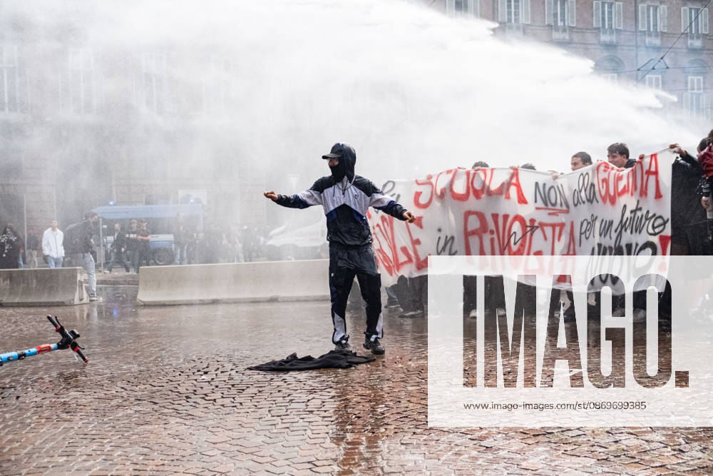 Reportage - Student strike in Turin Police turn on the water cannon against protesters in Piazza Castello during Student strike in Turin, Reportage in Turin, Italy, October 16 2026 Turin City of Turin Italy