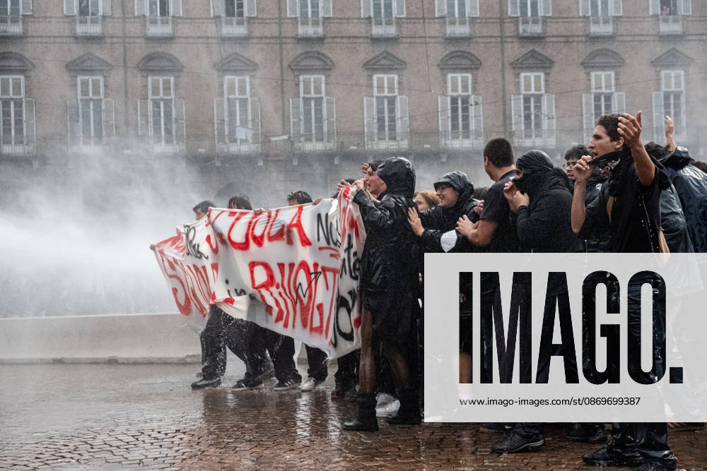 Reportage - Student strike in Turin Police turn on the water cannon against protesters in Piazza Castello during Student strike in Turin, Reportage in Turin, Italy, October 16 2026 Turin City of Turin Italy