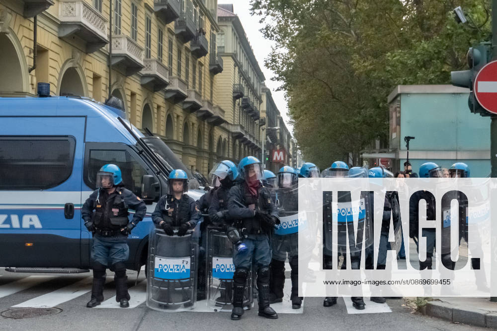 Reportage - Student strike in Turin Police block off a side street off Corso Vittorio Emanuele II during Student strike in Turin, Reportage in Turin, Italy, October 16 2026 Turin City of Turin Italy