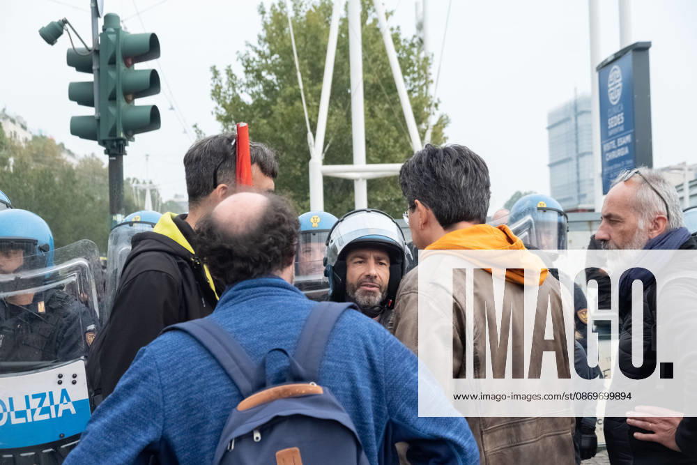 IPA89764409 - Some professors are trying to negotiate with the police to allow the student march to proceed during the student strike in Turin. Report from Turin, Italy