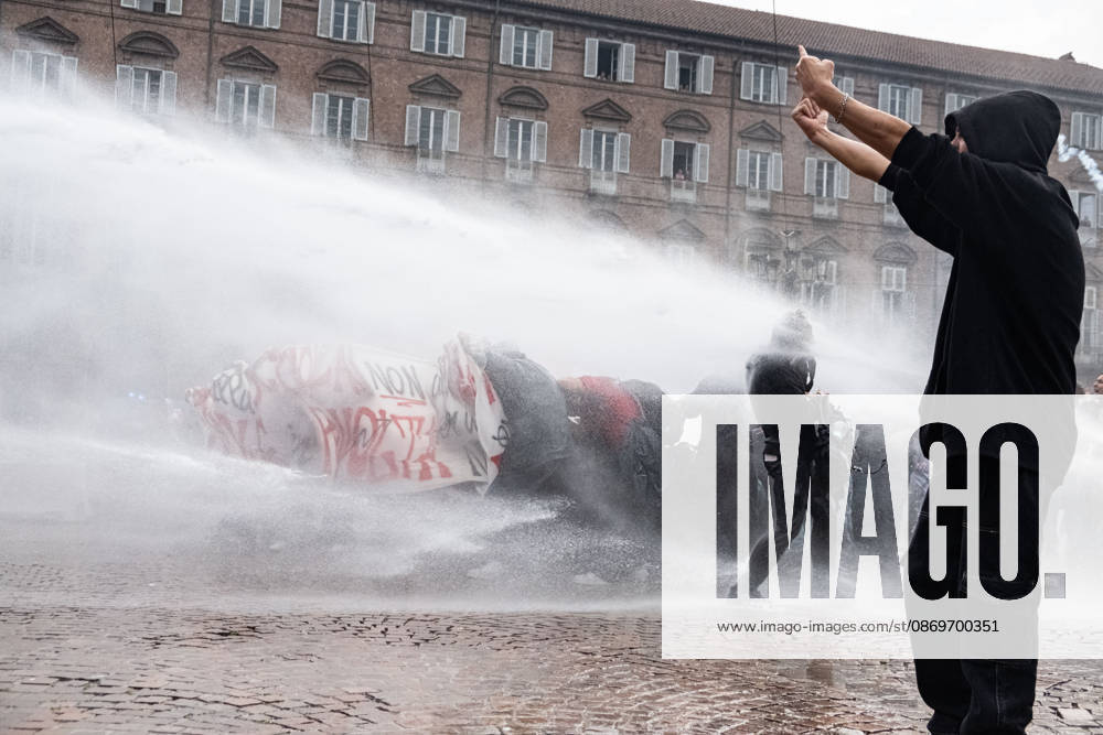IPA89764414 - Police use water cannons against protesters in Piazza Castello during a student strike in Turin; Report from Turin, Italy