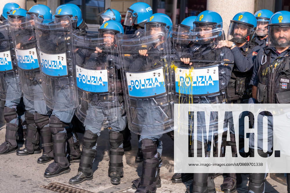 IPA89764834 - Riot squad police officers guarding Bologna s Central Station. Bologna, Italy
