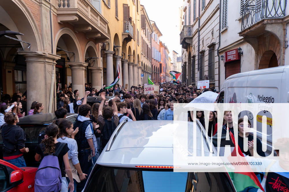 IPA89764835 - High school students marching. Bologna, Italy