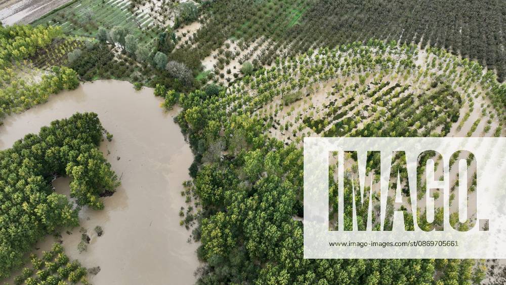 Heavy rains hit Duzce, Turkiye DUZCE, TURKIYE - OCTOBER 16: An aerial view shows floodwaters from the overflowing Melen River covering agricultural land near Demiracma village as heavy rain continues in the Akcakoca and Kocaali areas, on October 16, 2026 in Duzce, Turkiye. The river, which flows into the Black Sea, reached some residential areas after overflowing its banks. At Melenagzi Harbor, four small fishing boats reportedly capsized and drifted out to sea, while three others sank inside the harbor. Omer Urer Anadolu Duzce Turkey. Editorial use only. Please get in touch for any other usage.