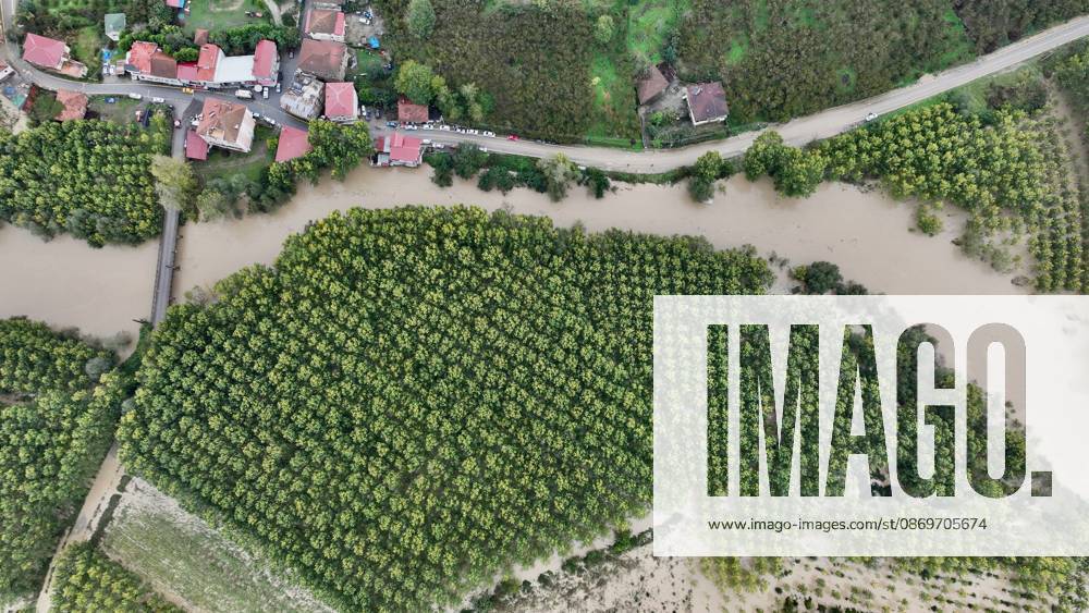 Heavy rains hit Duzce, Turkiye DUZCE, TURKIYE - OCTOBER 16: An aerial view shows floodwaters from the overflowing Melen River covering agricultural land near Demiracma village as heavy rain continues in the Akcakoca and Kocaali areas, on October 16, 2026 in Duzce, Turkiye. The river, which flows into the Black Sea, reached some residential areas after overflowing its banks. At Melenagzi Harbor, four small fishing boats reportedly capsized and drifted out to sea, while three others sank inside the harbor. Omer Urer Anadolu Duzce Turkey. Editorial use only. Please get in touch for any other usage.