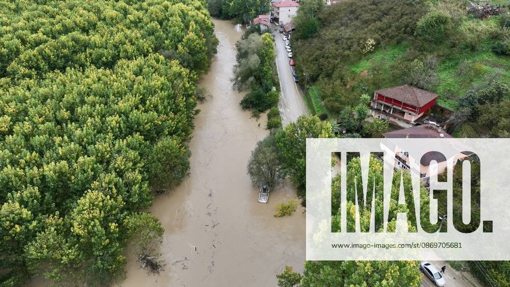 Heavy rains hit Duzce, Turkiye DUZCE, TURKIYE - OCTOBER 16: An aerial view shows floodwaters from the overflowing Melen River covering agricultural land near Demiracma village as heavy rain continues in the Akcakoca and Kocaali areas, on October 16, 2026 in Duzce, Turkiye. The river, which flows into the Black Sea, reached some residential areas after overflowing its banks. At Melenagzi Harbor, four small fishing boats reportedly capsized and drifted out to sea, while three others sank inside the harbor. Omer Urer Anadolu Duzce Turkey. Editorial use only. Please get in touch for any other usage.