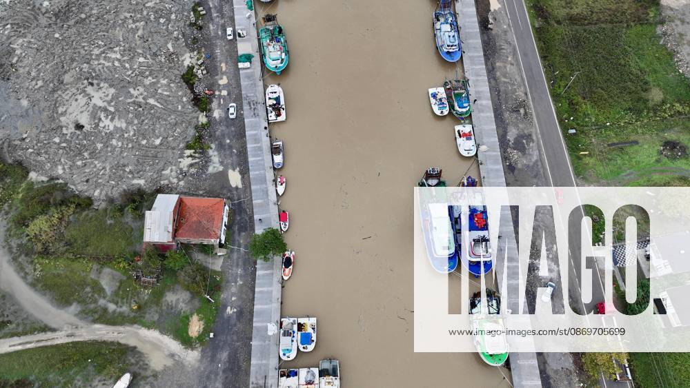 Heavy rains hit Duzce, Turkiye DUZCE, TURKIYE - OCTOBER 16: An aerial view shows the swollen Melen River flowing beneath a bridge and surrounding nearby roads and facilities after heavy rain caused the river to overflow, on October 16, 2026 in Duzce, Turkiye. Floodwaters covered agricultural land and reached some residential areas around Demiracma village, while at Melenagzi Harbor four small fishing boats reportedly capsized and drifted out to sea and three others sank inside the harbor. Omer Urer Anadolu Duzce Turkey. Editorial use only. Please get in touch for any other usage.