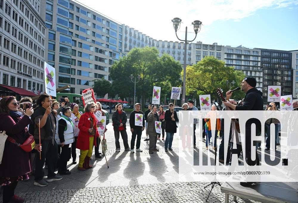 Rally calling for an AfD ban in Berlin BERLIN, GERMANY - OCTOBER 16: People take part in a rally near the Bundesrat calling for proceedings to ban the far-right Alternative for Germany (AfD) party and urge North Rhine-Westphalia Minister-President Hendrik Wüst to support their demand, as he is set to be elected President of the Bundesrat that day, in Berlin, Germany, on 16 October 2026. The rally is organized by the alliance NRW Appeal: AfD Ban Now , which reportedly collected more than 120,000 signatures in support of an AfD ban in North Rhine-Westphalia and is urging the Bundesrat to initiate proceedings before the Federal Constitutional Court to ban the party. Volodymyr Sindieiev Anadolu Berlin Germany. Editorial use only. Please get