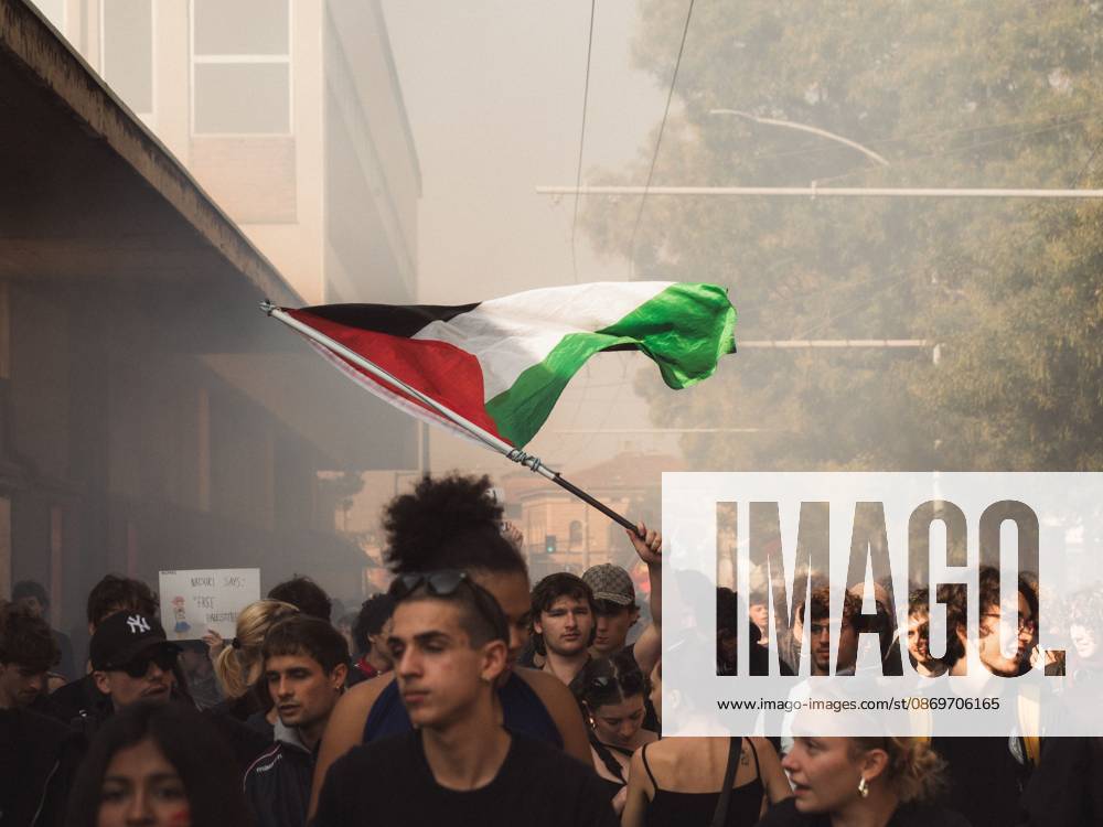 BOLOGNA, ITALY, OCTOBER 16, 2026: Students march through central Bologna demanding improved school conditions and greater investment in education rather than military spending, during a day of student demonstrations across Italy. Bologna Italy - ZUMAq101 20261016_zna_q101_216