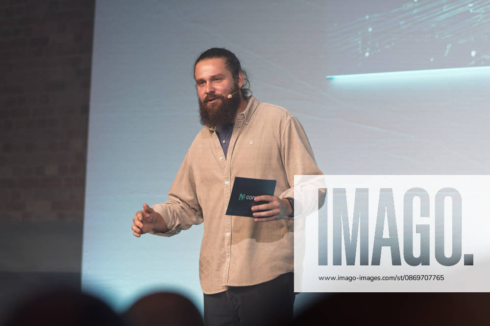 Julius Herzberg, event organizer, speaks at NeulandPro Connec