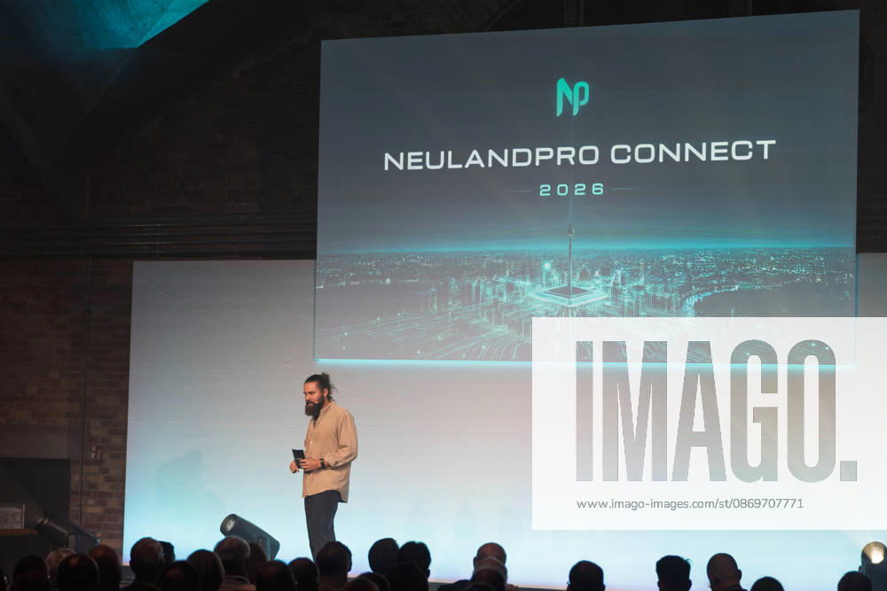 Julius Herzberg, event organizer, speaks at NeulandPro Connec
