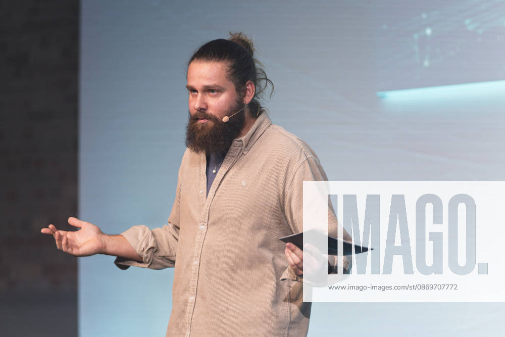 Julius Herzberg, event organizer, speaks at NeulandPro Connec
