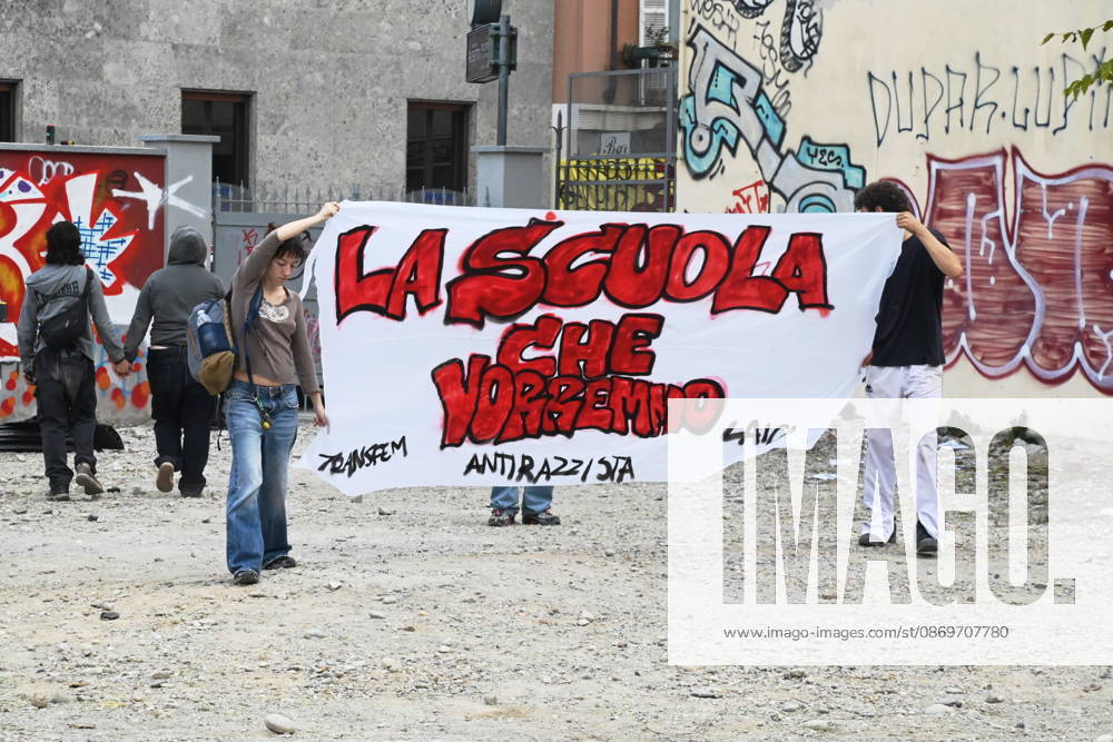 IPA89766328 - Milan, October 16, 2026: Student protest, occupation of the former morgue