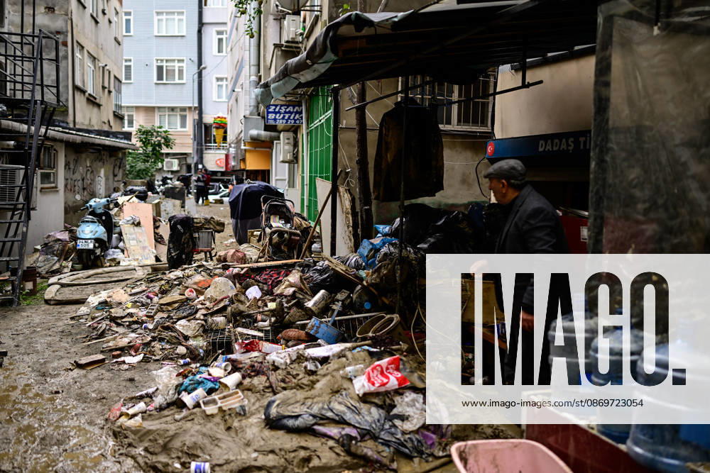 Cleanup and water drainage operations continue in Istanbul ISTANBUL, TURKIYE - OCTOBER 16: Municipal teams and emergency crews and people continue heavy cleanup and water evacuation operations in the Ayazaga neighborhood of the Sariyer district in Istanbul, Turkiye, on October 16, 2026. Cem Tekkesinoglu Anadolu Istanbul Turkey. Editorial use only. Please get in touch for any other usage.