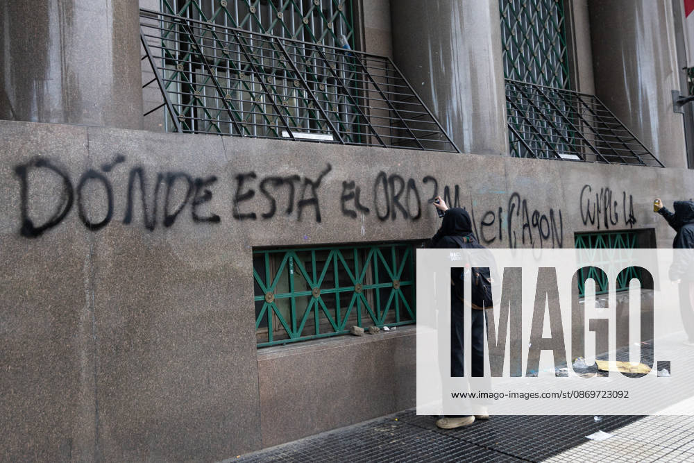 Protesters write on a wall during clashes with police. Buenos Aires Argentina - ZUMAp265 20261016_zip_p265_041