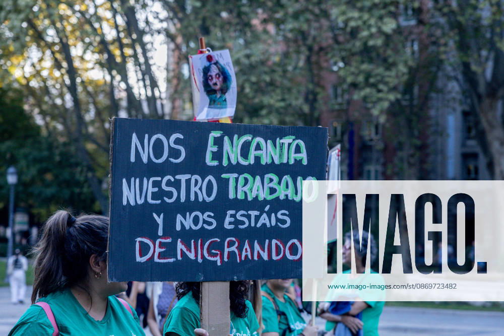 Protest Marking the Indefinite Teachers’ Strike in Madrid: Dozens of people gathered at a rally to mark the education strike on October 16, 2026, in Madrid, Spain. The public education strike in Madrid began on October 14 with full-scale walkouts and varying levels of participation among unions and the regional government. Teachers are demanding lower student-to-teacher ratios, higher salaries, and more staff. Ayuso describes the protest as political, while the mobilization will shift to partial walkouts next week OCTOBER 16, 2026 EDUCATION PROTEST RALLY TEACHERS’ STRIKE STRIKE Madrid Madrid, Spain