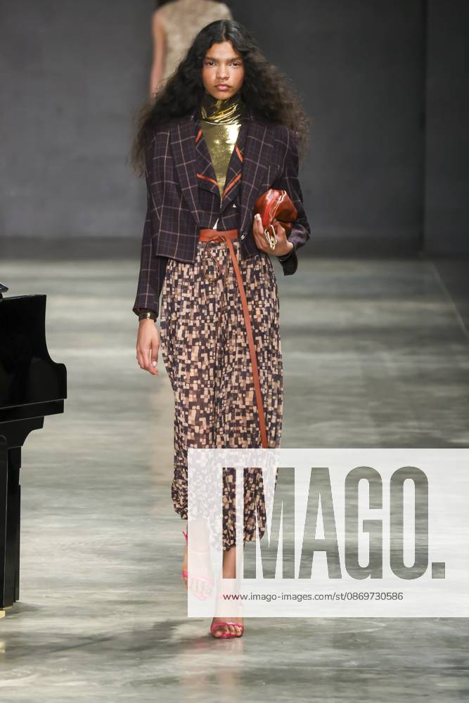 Lilly Sarti presents her collection at Sao Paulo Fashion Week 61. Sao Paulo (SP), 10 16 2026 Fashion SPFW n61 The Lilly Sarti brand presents its collection during Sao Paulo Fashion Week n61, in Sao Paulo, this Friday (16).(Foto: Leco Viana Thenews2 imago images) Lilly Sarti presents her collection at Sao Paulo Fashion Week 61.