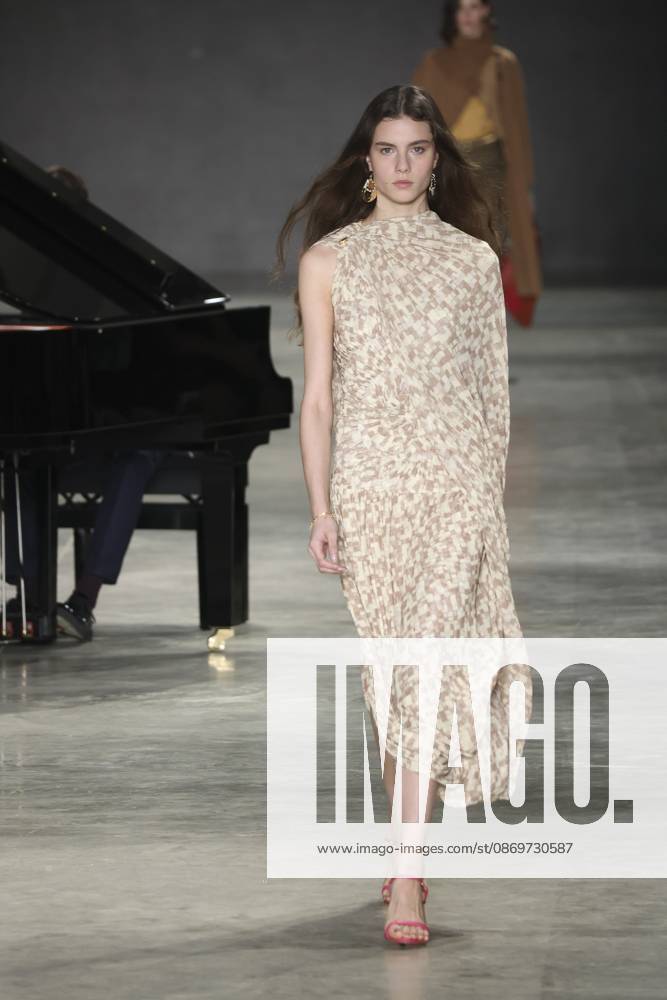 Lilly Sarti presents her collection at Sao Paulo Fashion Week 61. Sao Paulo (SP), 10 16 2026 Fashion SPFW n61 The Lilly Sarti brand presents its collection during Sao Paulo Fashion Week n61, in Sao Paulo, this Friday (16).(Foto: Leco Viana Thenews2 imago images) Lilly Sarti presents her collection at Sao Paulo Fashion Week 61.