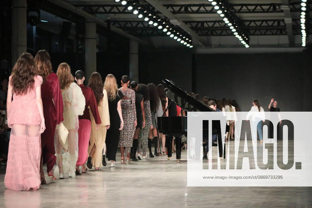 SãO PAULO, SP - 16.10.2026: SPFW N61 - Designer Lilly Sarti presents a collection that explores the contrast between feminine strength and delicacy this Friday (16), at the 61st edition of São Paulo Fashion Week (SPFW), at the Pavilhão das Culturas Brasileiras, in Parque Ibirapuera, in São Paulo (SP). The show was accompanied by live grand piano music by Pablo Rossi. x3032974x Angà licaxAlves