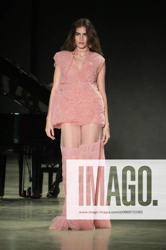 SãO PAULO, SP - 16.10.2026: SPFW N61 - Designer Lilly Sarti presents a collection that explores the contrast between feminine strength and delicacy this Friday (16), at the 61st edition of São Paulo Fashion Week (SPFW), at the Pavilhão das Culturas Brasileiras, in Parque Ibirapuera, in São Paulo (SP). The show was accompanied by live grand piano music by Pablo Rossi. x3032999x Angà licaxAlves