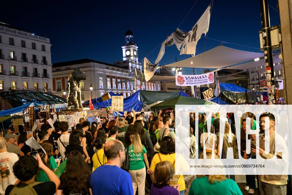 MADRID, SPAIN - OCTOBER 16, 2026: A demonstration in support of public education, organized by education sector unions. Thousands of people marched through the streets of Madrid, ending at the Puerta del Sol, on the third day of an indefinite strike involving teachers and students. JNA Press Madrid Spain - ZUMAq101 20261016_zna_q101_389