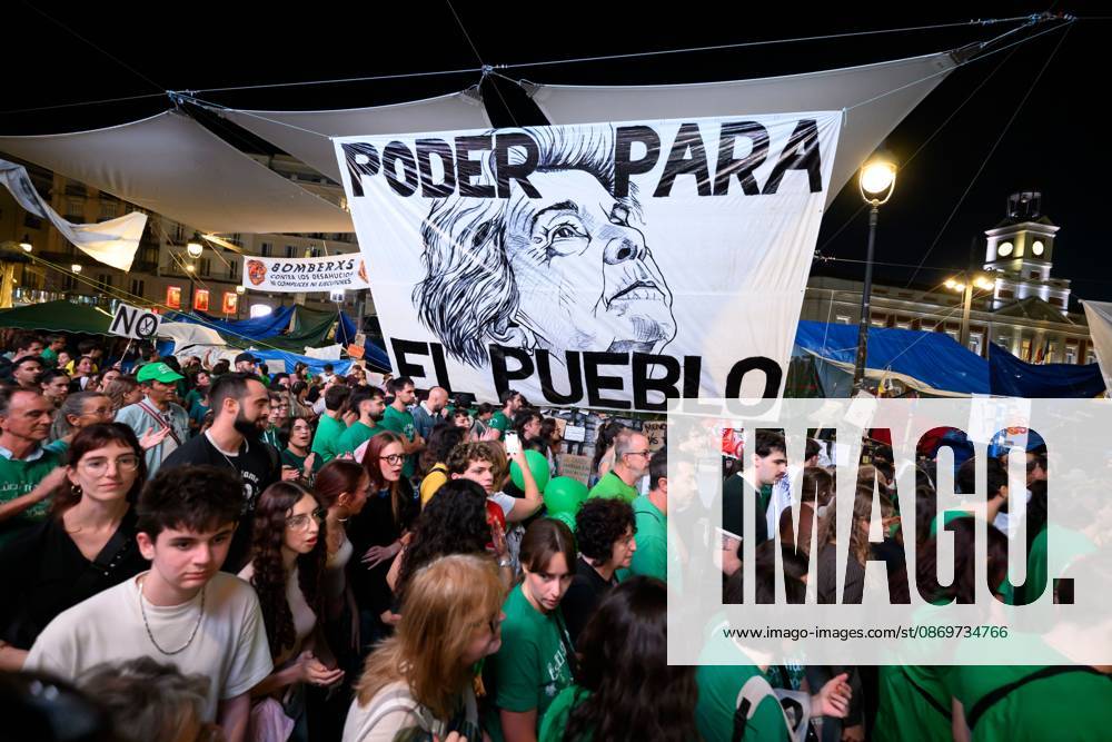 MADRID, SPAIN - OCTOBER 16, 2026: A demonstration in support of public education, organized by education sector unions. Thousands of people marched through the streets of Madrid, ending at the Puerta del Sol, on the third day of an indefinite strike involving teachers and students. JNA Press Madrid Spain - ZUMAq101 20261016_zna_q101_390