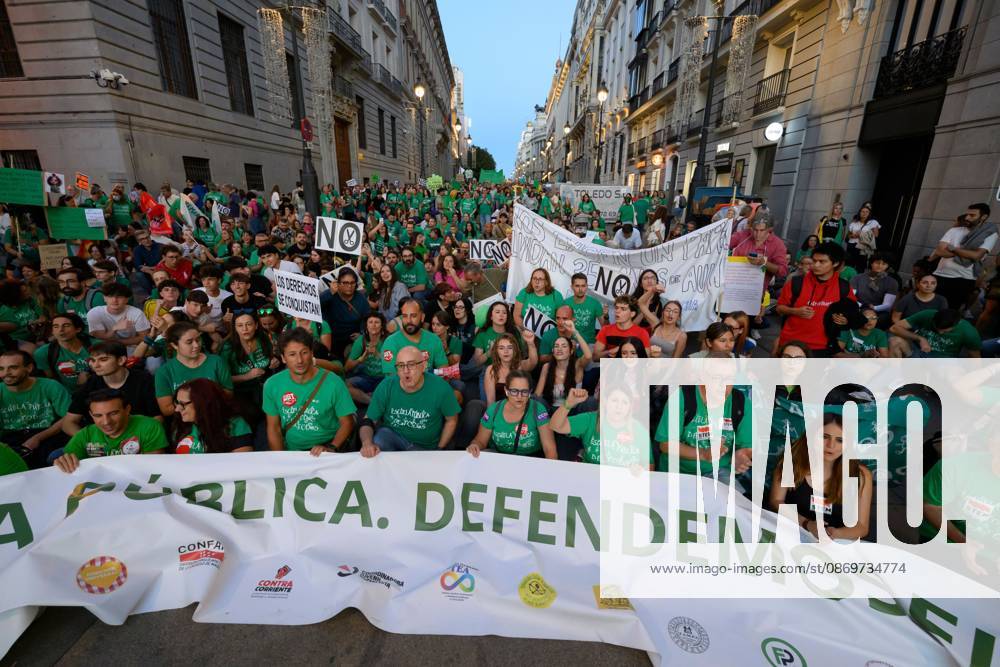 MADRID, SPAIN - OCTOBER 16, 2026: A demonstration in support of public education, organized by education sector unions. Thousands of people marched through the streets of Madrid, ending at the Puerta del Sol, on the third day of an indefinite strike involving teachers and students. JNA Press Madrid Spain - ZUMAq101 20261016_zna_q101_393