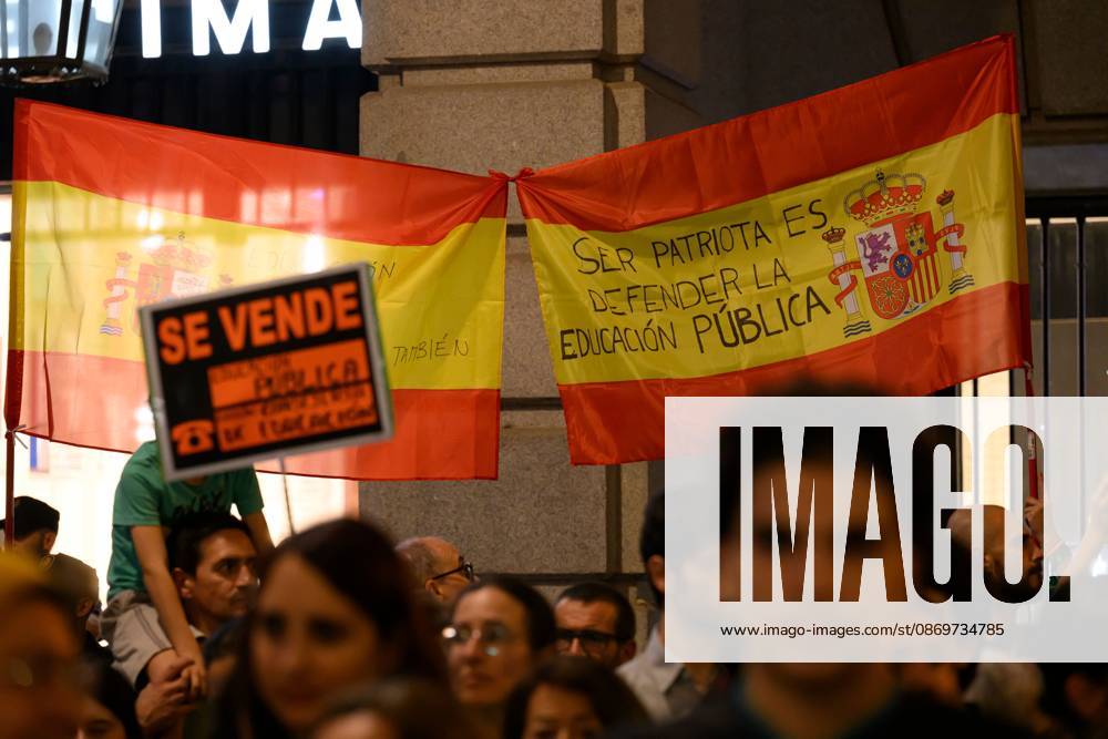 MADRID, SPAIN - OCTOBER 16, 2026: A demonstration in support of public education, organized by education sector unions. Thousands of people marched through the streets of Madrid, ending at the Puerta del Sol, on the third day of an indefinite strike involving teachers and students. JNA Press Madrid Spain - ZUMAq101 20261016_zna_q101_397