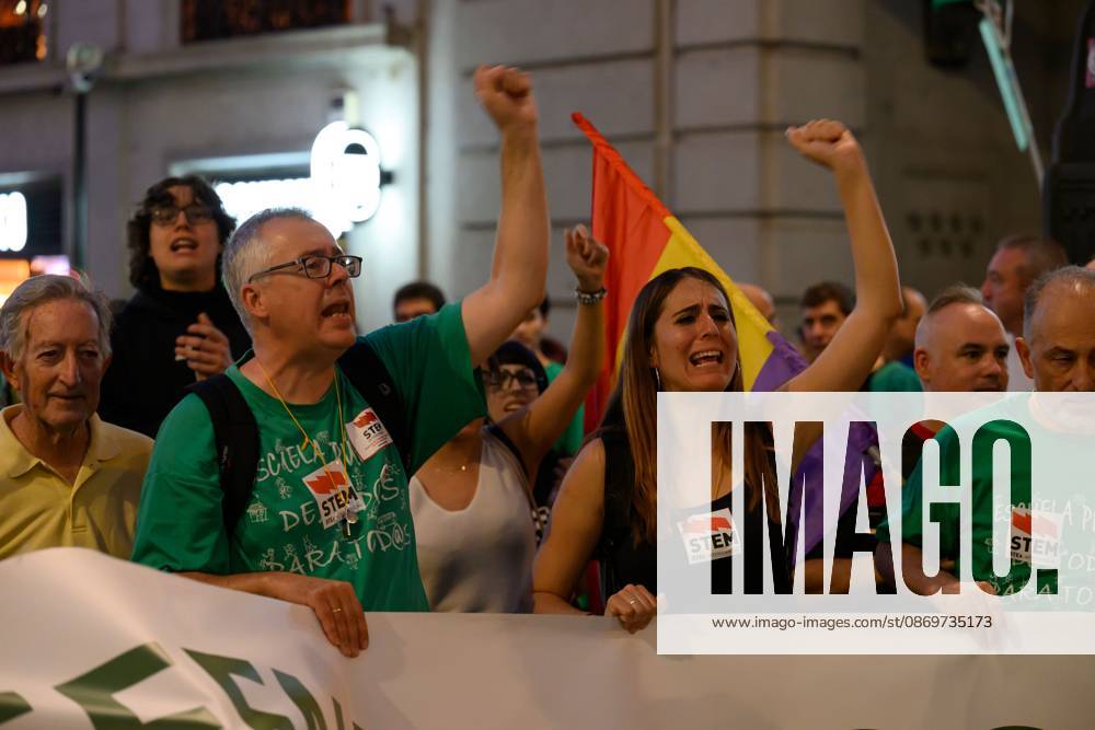 MADRID, SPAIN - OCTOBER 16, 2026: A demonstration in support of public education, organized by education sector unions. Thousands of people marched through the streets of Madrid, ending at the Puerta del Sol, on the third day of an indefinite strike involving teachers and students. JNA Press Madrid Spain - ZUMAq101 20261016_zna_q101_401