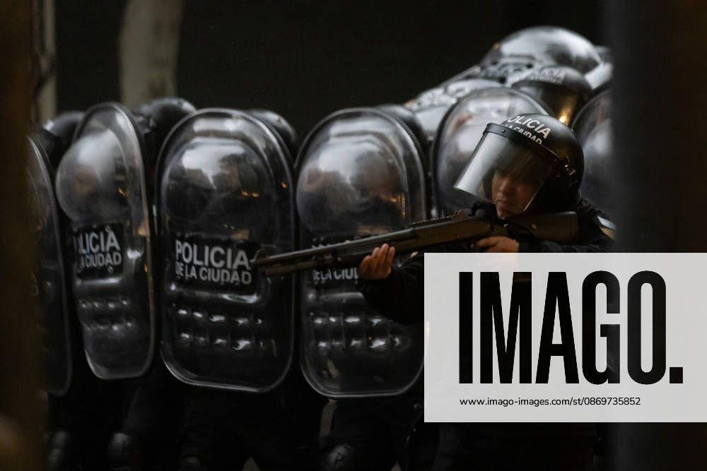 Police officers disperse protesters during the fifth university march demanding compliance with the University Budget Law in Argentina. Buenos Aires Argentina - ZUMAp265 20261016_zip_p265_060