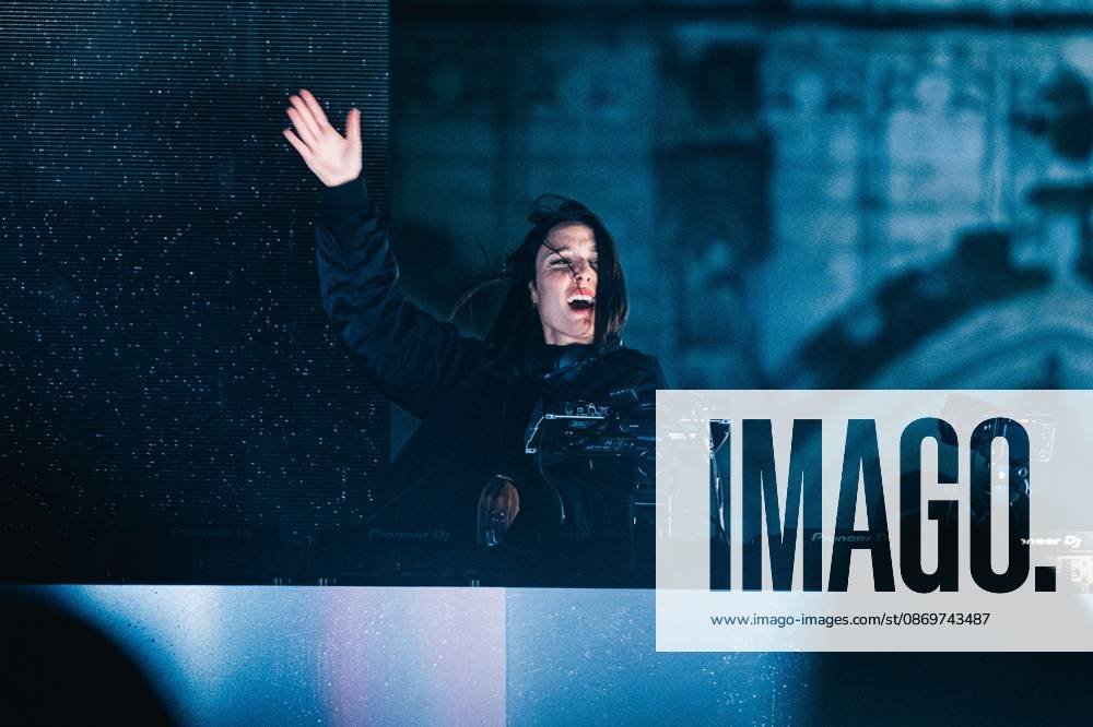 Belgian artist Amà lie Lens pictured during the Angele Instinct Release Party , a surprise party organized by the Brussels singer to celebrate the release of her album Instinct at the Grote Markt Grand Place, in Brussels, Friday 16 October 2026. EMILExWINDAL 190036437