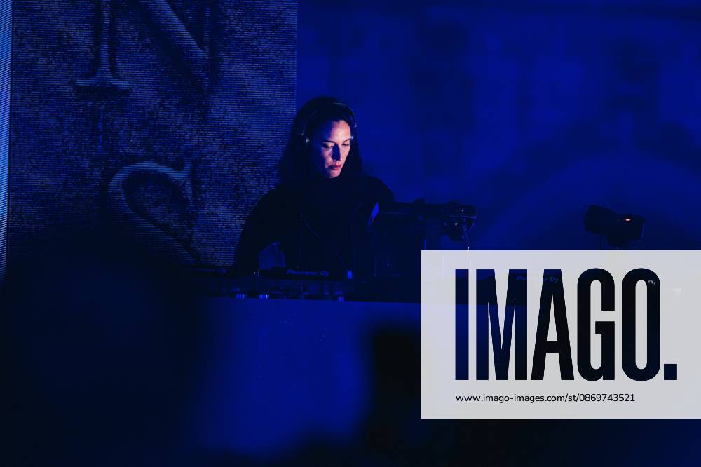 Belgian artist AmÃ lie Lens pictured during the Angele Instinct Release Party , a surprise party organized by the Brussels singer to celebrate the release of her album Instinct at the Grote Markt Grand Place, in Brussels, Friday 16 October 2026. EMILExWINDAL 190036349