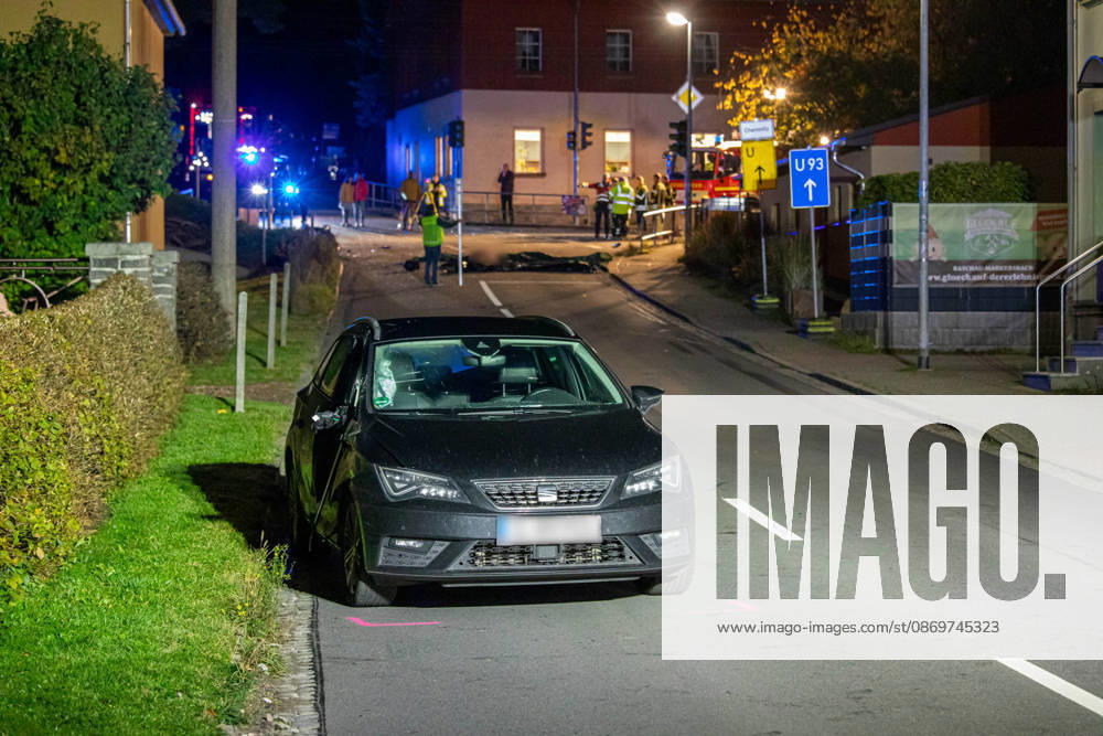 Mopedunfall News ID: EN 2026-10-17 Tödlicher Verkehrsunfall mit Kradfahrer PKW Seat und Moped kollidierten auf Kreuzung Neuwürschnitz. Am späten Freitagabend hat sich an einer Kreuzung ein schwerer Verkehrsunfall ereignet. Gegen 22:45 Uhr war eine Gruppe Jugendlicher mit ihren Mopeds auf der Hartensteiner Straße unterwegs. Aus noch ungeklärter Ursache kollidierten auf der Kreuzung Hartensteiner Straße und Oberwürschnitzer Straße ein Moped und ein PKW. Mit voller Wucht kollidierte das Moped eines Jugendlichen mit der Beifahrerseite eines Seat, welcher in Richtung Oelsnitz unterwegs war. Auf dem Heimweg fahrende Feuerwehrkameraden, welche zu einem Seminar in Oelsnitz waren, leisteten umgehend Erste Hilfe. Für den jungen