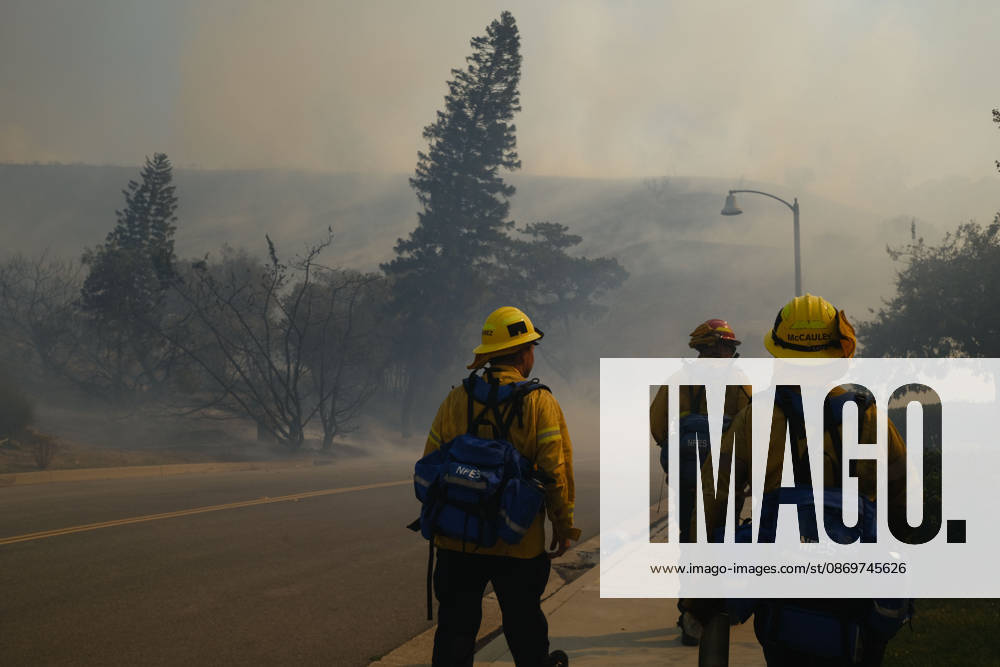 October16, 2026, San Juan Capistrano, California, USA: Fire crews are aggressively battling a wind-driven brush fire that burned several homes and threatened thousands of others in the area of San Juan Capistrano and San Clemente Friday, prompting evacuation orders. The Norte Fire exploded to 465 acres and remains 0 percent contained as of 4 p.m. O.C. Fire Authority officials said the Norte Fire started around 11:30 a.m. near Portico Del Norte and Eminencia Del Norte in San Clemente, east of Interstate 5. Fueled by strong Santa Ana winds, the wildfire then blew into neighboring San Juan Capistrano. San Juan Capistrano USA - ZUMAr19_ 20261016_new_r19_184