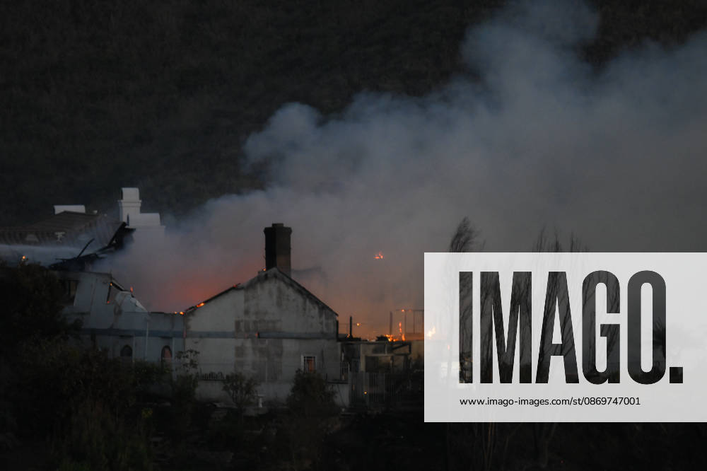 Norte fire in Orange County, California ORANGE COUNTY, CALIFORNIA - OCTOBER 16: Firefighters battle with flames as a house burning during the Norte Fire of wildfire in San Juan Capistrano of Orange County, California, United States on October 16, 2026. Tayfun Coskun Anadolu California United States. Editorial use only. Please get in touch for any other usage.