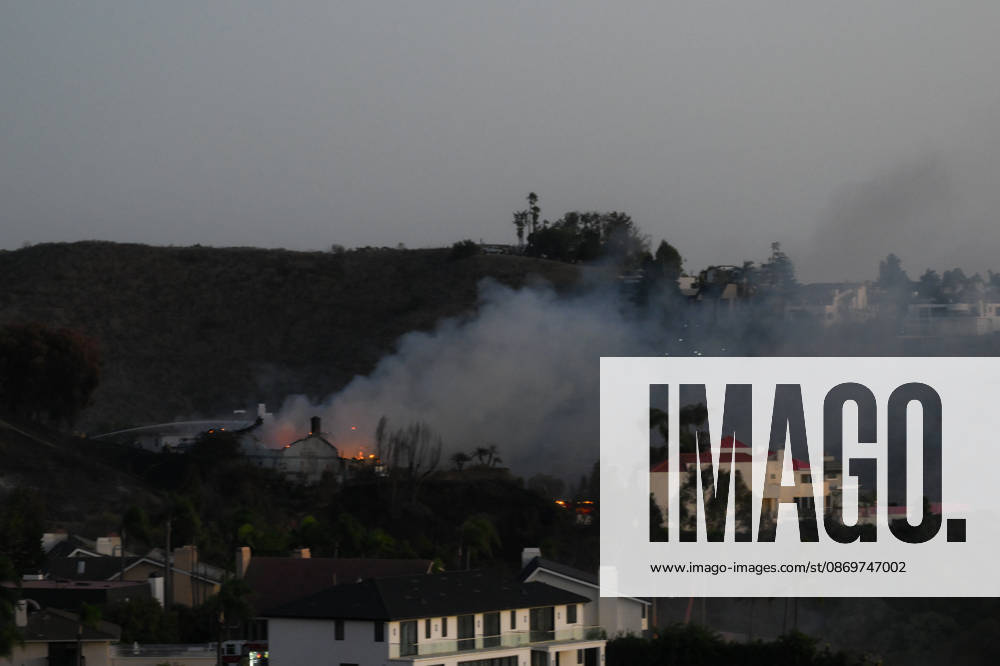 Norte fire in Orange County, California ORANGE COUNTY, CALIFORNIA - OCTOBER 16: Firefighters battle with flames as a house burning during the Norte Fire of wildfire in San Juan Capistrano of Orange County, California, United States on October 16, 2026. Tayfun Coskun Anadolu California United States. Editorial use only. Please get in touch for any other usage.