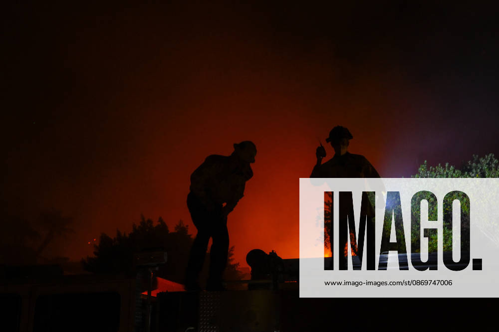 Norte fire in Orange County, California ORANGE COUNTY, CALIFORNIA - OCTOBER 16: Firefighters battle with flames as a house burning during the Norte Fire of wildfire in San Juan Capistrano of Orange County, California, United States on October 16, 2026. Tayfun Coskun Anadolu California United States. Editorial use only. Please get in touch for any other usage.