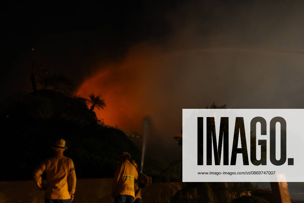 Norte fire in Orange County, California ORANGE COUNTY, CALIFORNIA - OCTOBER 16: Firefighters battle with flames as a house burning during the Norte Fire of wildfire in San Juan Capistrano of Orange County, California, United States on October 16, 2026. Tayfun Coskun Anadolu California United States. Editorial use only. Please get in touch for any other usage.