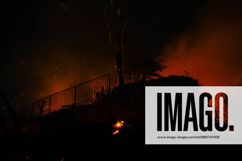 Norte fire in Orange County, California ORANGE COUNTY, CALIFORNIA - OCTOBER 16: Firefighters battle with flames as a house burning during the Norte Fire of wildfire in San Juan Capistrano of Orange County, California, United States on October 16, 2026. Tayfun Coskun Anadolu California United States. Editorial use only. Please get in touch for any other usage.